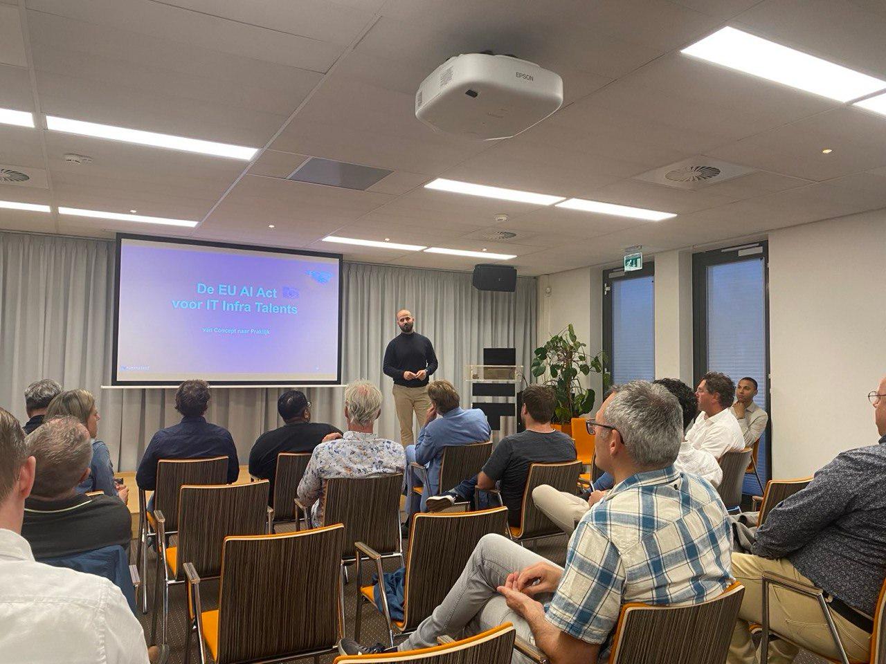 Zahed Ashkara geeft presentatie over de EU AI Act aan IT- en security professionals